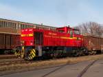 Diese Lokomotive rangiert mit einigen Gterwagen im Neusser Hafen.