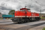 Die Diesellok der WLE Nr.72 kommt bei gewitterhaftem Wetter aus dem Hafen Hamburg-Harburg herausgefahren.Bild vom 19.5.2016