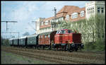 V 65001 der Osnabrücker Dampflok Freunde fährt hier mit ihrem Sonderzug am 29.4.2001 um 13.14 Uhr in den Bahnhof Melle ein.