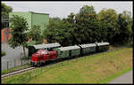 V 65001 der Osnabrücker Dampflok Freunde brachte am 30.08.2021 einen Personenwagen 3 yg vom Piesberg zum Bocketal. Dort wurde der Wagen ausrangiert und von der TWE Strecke mit Hilfe von zwei Autokranen auf ein kleines Museumsgleis gehoben. Dort soll der Wagen demnächst einer anliegenden Firma als Tagungsraum dienen. Der Firmen Chef war selbst zugegen und gestattete den anwesenden Fotografen das freie Fotografieren im Werksgelände!
Nach der Aktion rangierte die Lok die Begleitwagen wieder zusammen und fuhr zum Wendebahnhof Brochterbeck weiter.