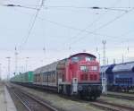 Die 290 004-1 stellt in der Ausfahrgruppe Rostock-Seehafen einen KLV-Zug nach Verona bereit.(08.12.04)