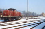 Vor der Drehscheibe des Bw Aulendorf pausiert die 290 324-0 im Februar 1983