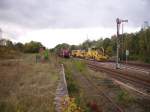 OHE 160075 zieht Wagen mit alten Schotter aus den Bahnhof.