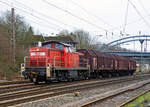   Die 294 584-8 (98 80 3294 584-8 D-DB) der DB Cargo Deutschland AG zieht am 05.01.2018 einen kurzen Coilgüterzug von Kreuztal nach Ferndorf.