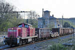 Die Rangierlokomotive 294 852-9 zieht Mitte April 2020 einen kleinen Güterzug, nachdem sie am Hattinger Bahnhof eine Pause einlegen musste.