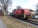 Die DB 294 908-9 verlässt mit einigen Wagen am 12.02.2020 das AlzChem Werk Schalchen in Tacherting.