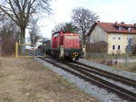 DB 294 908-9 zieht am 12.02.2020 einige Wagen aus dem AlzChem Werk Schalchen in Tacherting.