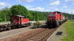 25.05.2011, Bf Dlau, gleich bernimmt die Werkslok des Chemiewerkes die angelieferten Kesselwagen.