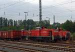 294 734-9 und andere der DB Schenker, abgestellt am 21.08.2011 in Wetzlar auf den Gterragierbahnhof. Die Aufnahme entstand aus einem fahrenden Zug.