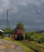 294 800-8 (V90 remotorisiert) der DB Schenker am 08.08.2001 in Kreuztal am Ablaufberg, unter dunklen Wolken. 
Die Lok wurde 1971 bei Jung, Jungenthal bei Kirchen a.d. Sieg unter der Fabriknummer 14146  als 290 300-3 für die DB gebaut, 1997 Umbau in 294 300-9, 2002 Remotorisierung mit MTU-Motor und Umzeichnung in 294  800-8