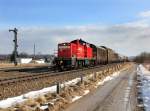 Die 294 575 mit einem Gterzug am 20.02.2012 bei der Durchfahrt in Tling.