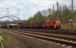 294 584-8 (V 90 remotorisiert) der DB Schenker Rail kommt am 30.04.2012 mit einem Gterzug im Rangierbahnhof Kreuztal an.
Die V 90 wurde bei Deutz 1968 unter der Fabriknummer  58314 gebaut und als 290 084-3 an die DB geliefert. 1996 erfolgte der erste Umbau und Umzeichnung in 294 084-9, 2002 die Remotorisierung mit MTU-Motor 8V 4000 R41 und Umzeichnung in 294 584-8.