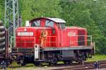Die 294 813-1 (V 90 remotorisiert) der DB Schenker Rail Deutschland AG hat einen Rungenwagen mit Rohren abgestellt, Kreuztal am 18.05.2012.