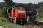 Railion 294 816-4 beim Rangieren vor Schttgutwagen mit Schotter, Gterstrecke Bodenwhr - Nittenau, fotografiert im Bahnhof Nittenau am 22.08.2011 --> Dieses Foto ist heute bereits historisch, da der