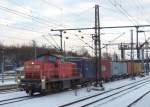 Durchfahrt eines Containerzuges am 11.12.2012 in Kassel-Wilhelmshhe, gezogen von 294 684-6.