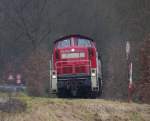 Nur noch eine  Nicht ffentliche Eisenbahnstrecke ...

ist die ehemalige Bahnverbindung von Dillingen an der Saar in den Hochwald entlang der Prims.

Nach der Einstellung des Personenverkehrs und Rckbau des Gleisdreiecks nach Lebach gab es nur noch wenige Gterkunden.

Das Saargummiwerk in Bschfeld, ein Basaltwerk und Steinbruch in Schmelz Michelbach und die Firma Meiser in Schmelz Limbach.

2005 hat die Firma Meiser in Limbach (Herstellung von Gitterrosten) die Strecke gekauft und betreibt sie in Eigenverantwortung.

Am 07.03.2012 hat 294 875-0 den aus 13 Wagen bestehenden Zug befrdert.

Manchmal finden auch noch Dampfsonderfahrten auf der Strecke statt.

Hier kurz vor Bilsdorf.