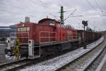 Am 25.11.2013 rangiert 294 695-2 im Bf Traunstein.

Hersteller: MaK
Fabriknummer: 1000497
Indienststellung: 20.07.1969
Erst-Bw: Köln-Nippes
ursprüngl. Fahrzeugnr.: 290 195-7
Umzeichnungen: 19.05.1999 (294 195-3), 01.06.2006 (98 80 3294 695-2 D-DB)
Fahrzeugnr. z.Z.d. Aufnahme: 98 80 3294 695-2 D-DB
Betreibernr. z.Z.d. Aufnahme: 294 695-2
Radsatzfolge: B'B'
Vmax (km/h): 80
Leistung (kW): 809
Kraftübertragung: hydraulich
Dienstmasse (t): 79
Radsatzfahrmasse max. (t): 20
LüP (mm): 14.320