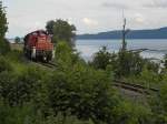 Auf der Bodenseegürtelbahn selten zu sehen - eine Lok der Baureihe 294. Am 21.06.2015 fährt zwischen Sipplingen und Ludwigshafen 294 835-4 mit Schotterwagen Richtung Radolfzell.