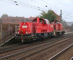 Alt und neu: 261 075-6 mit 294 655-6 als kleiner Lokzug aus Richtung Seelze kommend.