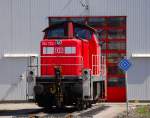 V294 722-4 vor dem Rolltor des Bahnbetriebswerk in Hagen-Vorhalle.