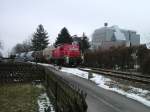 Am 16.02.2006 legte sich 294 760 vor der Firmenzentrale von Conrad Electronic mit einem Gterzug in die Kurve. Hier hat sie mit dem mit Kaolin beladenen Gterug gerade den Bahnhof Hirschau (NHIR) auf der Strecke Amberg-Schnaittenbach hinter sich gelassen.