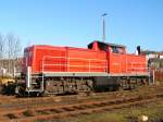 Mittags am 30.11.2004: Im Bahnhof Remscheid steht Lok 294 682-0 im allerschnsten Winterlicht und wartet, was da kommen mge.
