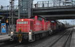 DB Cargo AG, Mainz mit ihrer  294 769-5 (NVR:  98 80 3294 769-5 D-DB ) mit  298 319-5  (NVR:  98 80 3298 319-5 D-DB ) und einigen Güterwagen verlässt gerade gerade den Gbf. Industrieübergabe Nordost u. durchfährt den Bahnhof Berlin Hohenschönhausen. 20.02.24 