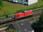 In Richtung Osterfeld fahrend passiert diese Lokomotive eine nahe Siedlung. Das Foto stammt vom 17.06.2008