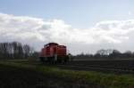 294 878-4 ist Solo auf dem Weg nach Oberbruch-Grebben. Hier ist die Lok zwischen Himmerich und Porselen unterwegs. Die Lok wird gleich ihr Tempo auf 20 km/h drosseln und die Ortschaft Porselen durchfahren. Strecke Lindern-Heinsberg hier vor Porselen am 24.03.2009. 