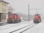 294 834-7 steht links, bei dichtem Schneefall,schon abgestellt im Bahnhof Bad Friedrichshall-Jagstfeld, whrend 294 681-2 gerade nach getaner Arbeit an ihr vorbeifhrt.