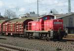 294 724-0 rangiert sich einen Holzzug im Bahnhof Bad Hersfeld zusammen. Aufgenommen am 09.04.2010.