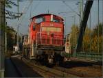 Fast eine Stunde musste 294 613-5 auf der alten Strecke nach Wintersdorf warten, bevor sie in den laufenden Verkehr am Rastatter Nadelöhr einfädeln konnte. Auf der Murgbrücke in Rastatt, November 2014.