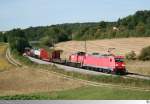 Deutsche Bahn 185 318-1 mit einer BR 294 und einen Güterzug im Schlepp ist bei Laaber am 26. August 2015 Richtung Regensburg unterwegs.