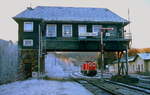 Die 294 245-1 wartet im Dezember 2003 im Bahnhof Brügge (Westfalen) auf den nächsten Einsatz.