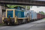 Rangierlok der BR 295 mit einer Railpool E-Lok und Ta-Wagen auf Rangierfahrt in Stralsund Rügendamm.