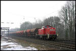 Mit einem Schotterzug fährt hier Railion 295076 a m4.3.2006 um 10.46 Uhr durch den Bahnhof Natrup Hagen in Richtung Osnabrück.