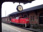 So etwas gibt es noch, die 295 076-4 hat Sonntagsruhe vor dem wunderschnen Bahnhofsgebude von Bremen Sebaldsbrck.