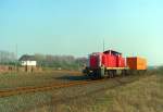 295 072 mit Rangierfahrt vom Containerterminal am 29.03.1999 vor den Resten des stillgelegten und abgeräumten Rangierbahnhofs Rheine