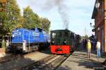 Metrans  Prag  trifft DEV  Plettenberg : MTRD 295 082-2 Metrans Rail Deutschland GmbH, Lok „Prag“, für HHLA Hamburger Hafen und Logistik AG, ex DB 291 082-6 (MaK Baujahr 1976) auf Lokfahrt nach Eystrup, Hoyaer Eisenbahn Syke – Eystrup + DEV Lok „Plettenberg“ (Bj. 1927, Henschel & Sohn Lokomotivfabrik Kassel) bei Einfahrt mit DEV-Planzug von Asendorf, Schmalspurbahn Bruchhausen-Vilsen – Asendorf (1000mm), fotografiert im Bf. Bruchhausen-Vilsen am 03.10.2015