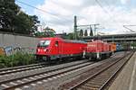 Während die 296 048-2 am Mittag des 19.07.2019 als Lokzug in den Hamburger Hafen durch den Bahnhof von Hamburg Harburg fuhr, kam zur gleichen Zeit von dort die 187 189 mit einem Containerzug in Richtung Rangierbahnhof Maschen vorbei.