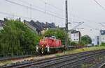 Mit einem kurzen Güterzug kommt 296 052-4 am 07.06.2023 aus dem Industriegebiet Düsseldorf-Lierenfeld und fährt am S-Bahn-Haltepunkt Flingern vorbei.