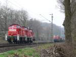Am 04/04/2008 kreuzten sich im Wald zwischen Eilendorf und Stolberg 296 051-6 + 294 728 + 362 540-7 als Lokzug, der von Aachen in Richtung Stolberg fuhr, mit einem Gterzug, an dessen Ende zwei 225er