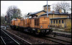 298155 und 298055 fahren hier am 15.11.1995 durch den Bahnhof Lichterfelde West.