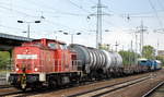 DB Cargo mit 298 316-1 und einem gemischten Güterzug am 10.09.18 Bf. Flughafen Berlin-Schönefeld. Am Ende des Zuges ein FELBERMAYR 10-achsiger Tragschnabelwagen mit Tiefladebrücke ohne Ladung mit Tiefladebrücke + Begleitwagen.