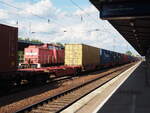 298 317 der DB Cargo durchfährt den Bahnhof Berlin-Schönefeld mit einem kurzen Güterzug. 

Berlin, der 06.08.2021