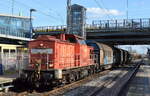 DB Cargo AG (D) mit  298 331-0  [NVR-Nummer: 98 80 3298 331-0 D-DB] und einigen Güterwagen am 29.03.22 Durchfahrt Bf. Berlin-Hohenschönhausen.