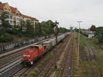 298 327 zieht bei gemütlicher Fahrt mit einem halbwegs langen Kaffeezug gegen 16.55 Uhr auf dem Durchgangsgleis vorbei.