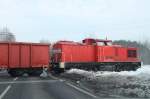 298 315-3 zieht am 18.02.2010 mit Schrott beladene offene Gterwagen, auf der Industriebahn zum Bhf. Eberswalde