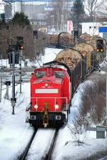 nachdem die eigentliche Schublok sich mit Rauchzeichen verabschiedet hat bringt 298 318 die restlichen Holzwagen aus dem Sdhafen zum Bf Stralsund-Rgendamm hoch am 23.02.2010