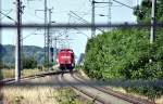  hinter Gittern  - 298 318 hat ihren Job in Stralsund erledigt und kommt Lz ber den Rgendamm nach Altefhr zur Weiterfahrt nach Mukran, 17.07.09